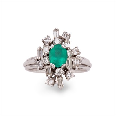 Lot 70 - An emerald and diamond cluster ring.